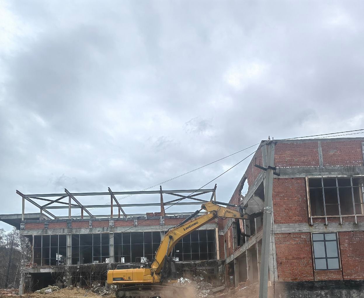 Скандальную недостроенную турбазу на Байкале сносят по решению суда