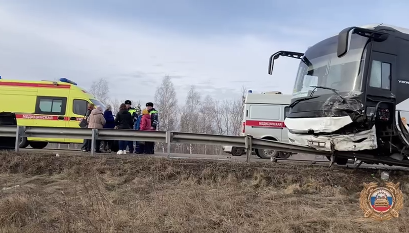 Начинающий водитель влетел в рейсовый автобус на трассе под Усольем