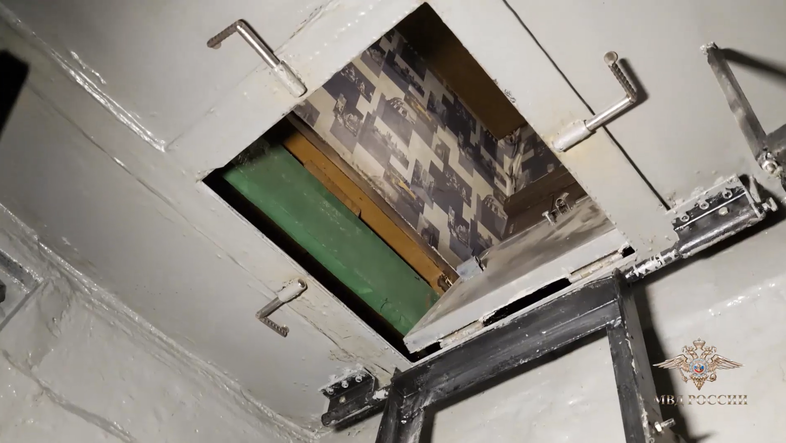 Иркутянин построил подземный бункер с оружием и боеприпасами