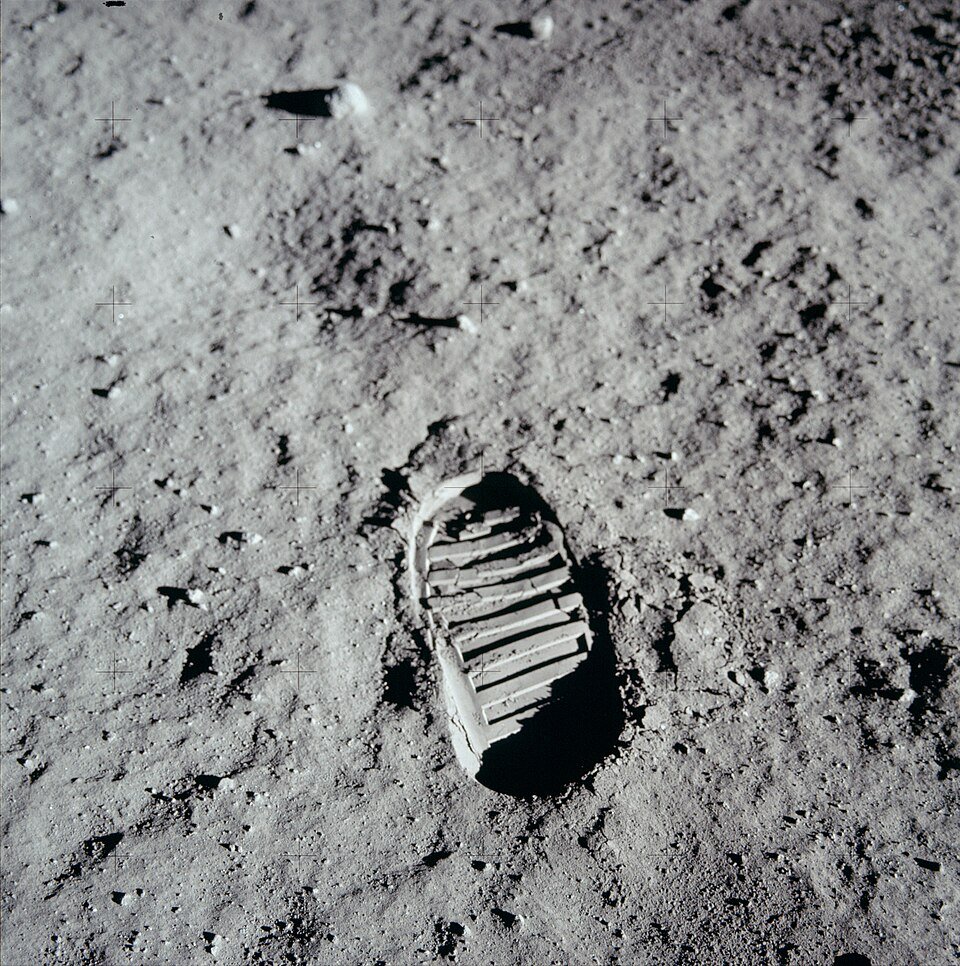 Buzz_Aldrin's_bootprint_on_the_Moon,_AS11-40-5877_(21472308758)