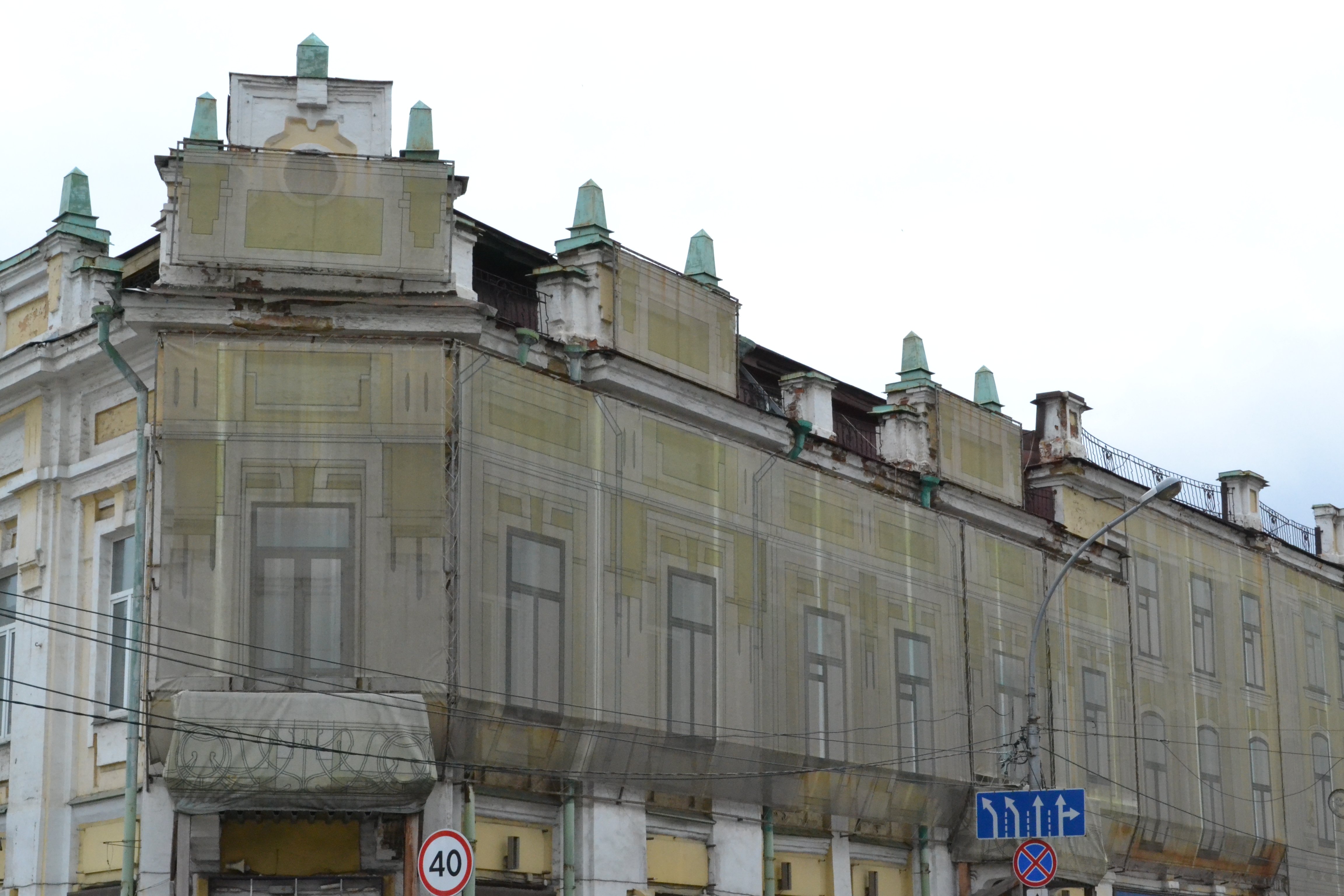 Решат по-иркутски: полуразрушенные здания в Иркутске снова прикроют баннерами