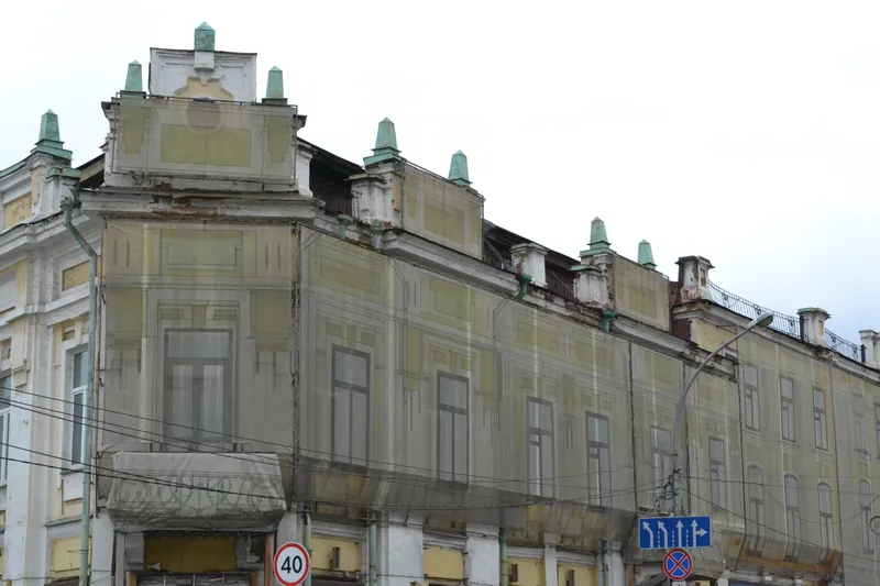 Решат по-иркутски: полуразрушенные здания в Иркутске снова прикроют баннерами