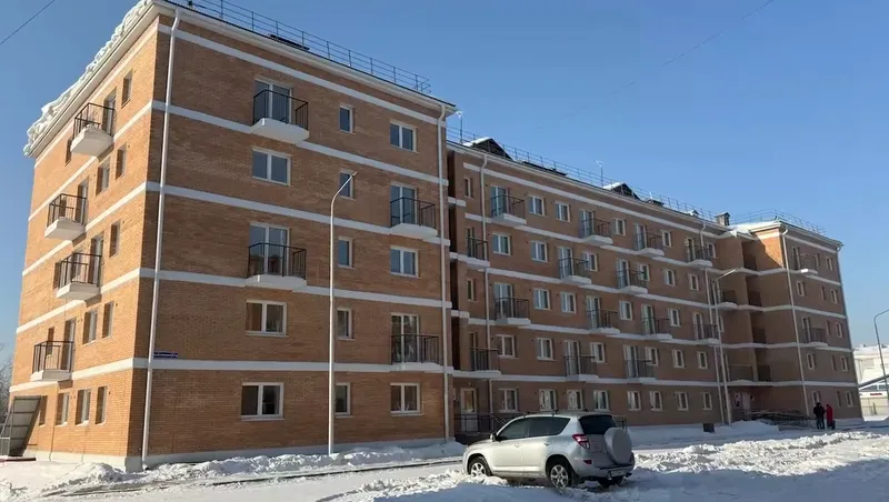 Многодетной сироте в Иркутской области выдали аварийное жилье