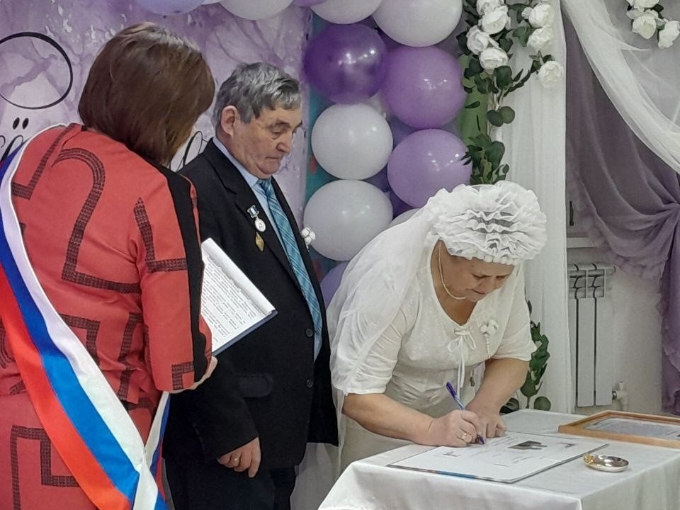 Жители Приангарья перестали звать на свадьбы много гостей