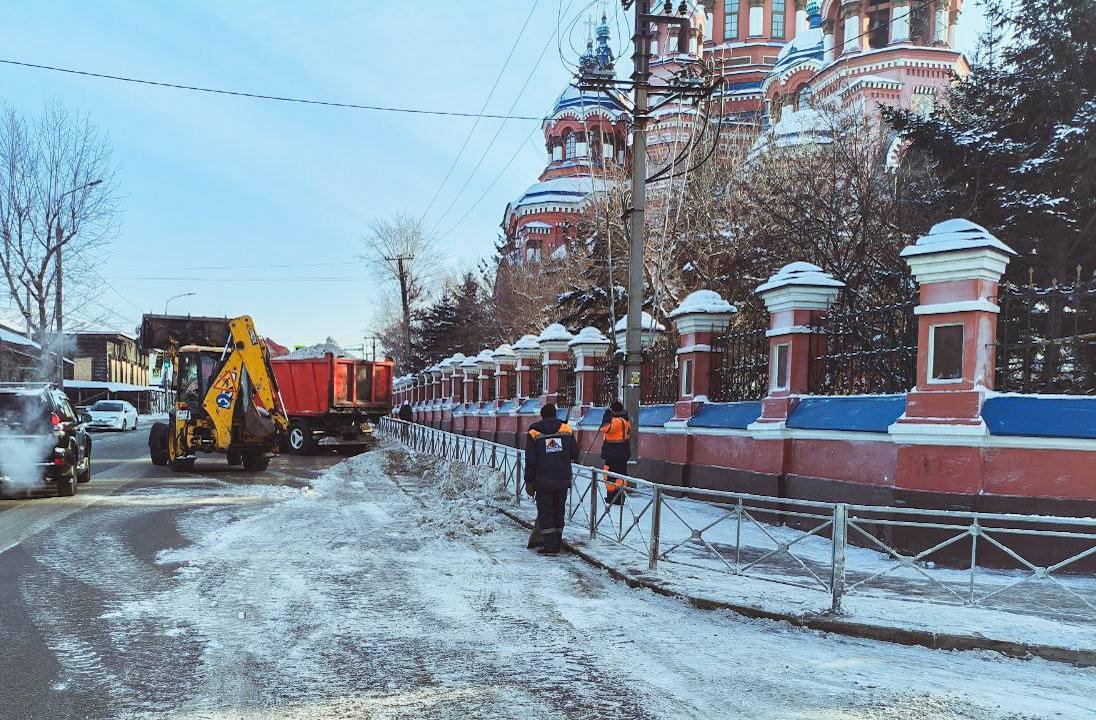 В преддверии Рождества в Иркутске усиленно чистили подходы к храмам