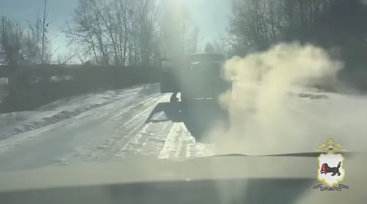 Полицейские на ходу запрыгнули в машину для задержания наркосбытчицы в Приангарье