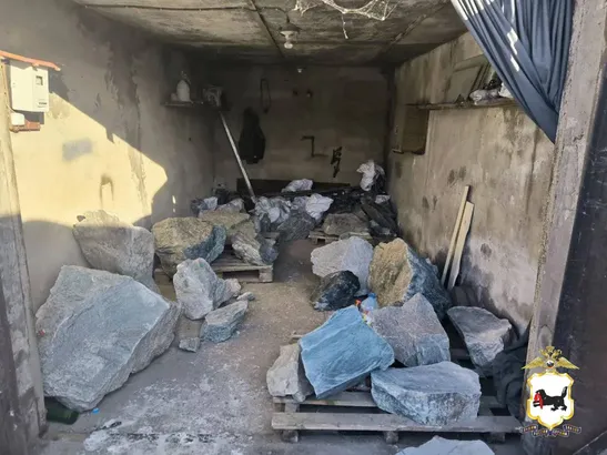 Больше 6,5 тонн нефрита нашли в гараже и во дворе в Иркутском районе