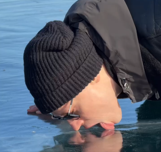 Шаманы против SHAMANа: певец вызвал скандал облизыванием льда Байкала