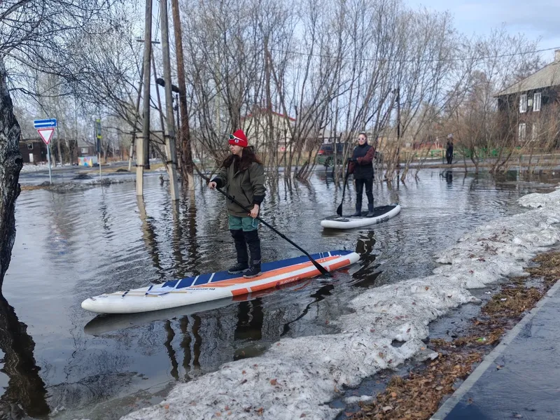 Братчане покоряют городские лужи на сапбордах