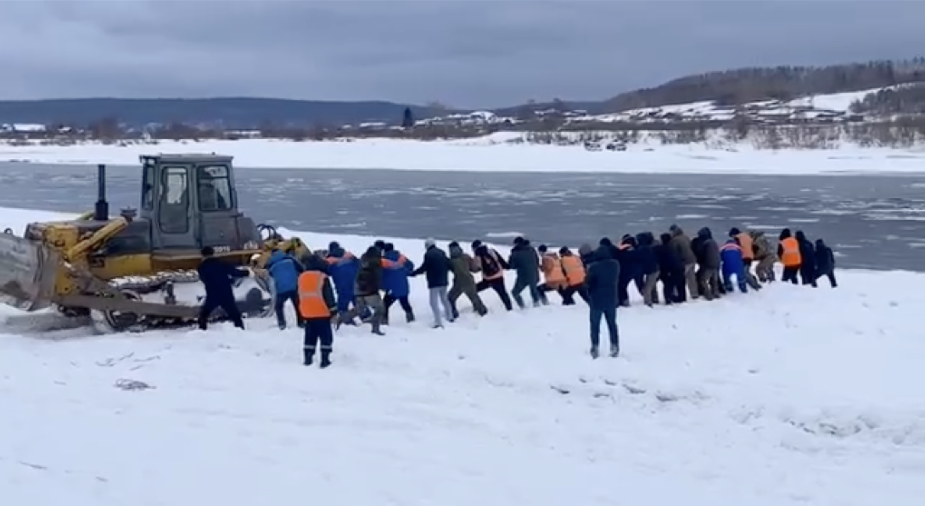 В Киренске возрождают старинный метод создания зимних переправ