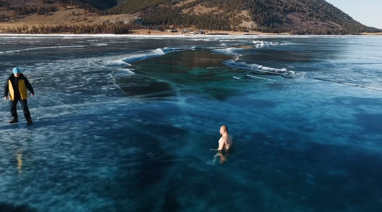 Туристы «приняли ванну» в трещине на Байкале
