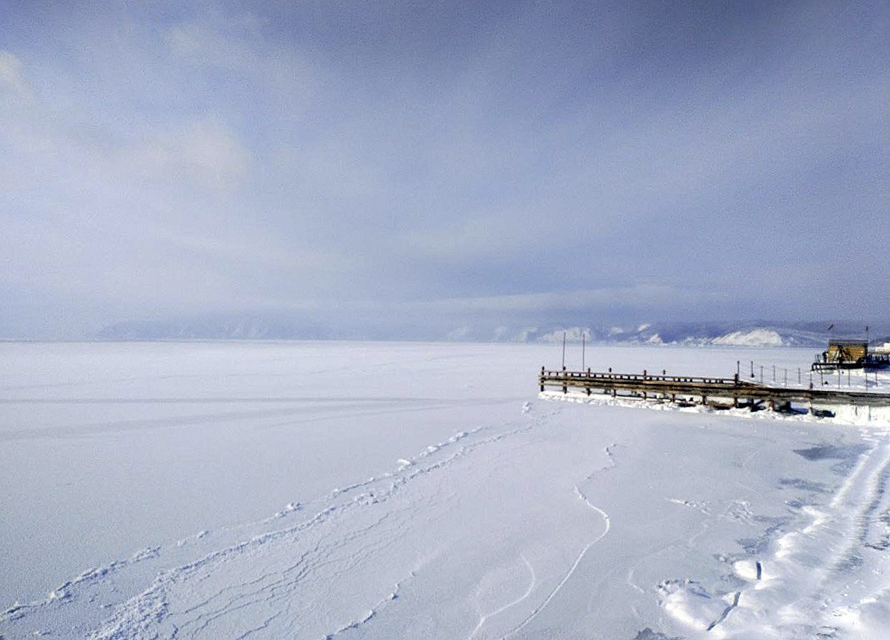 Спасатели бьют тревогу из-за выхода туристов на лед в Листвянке