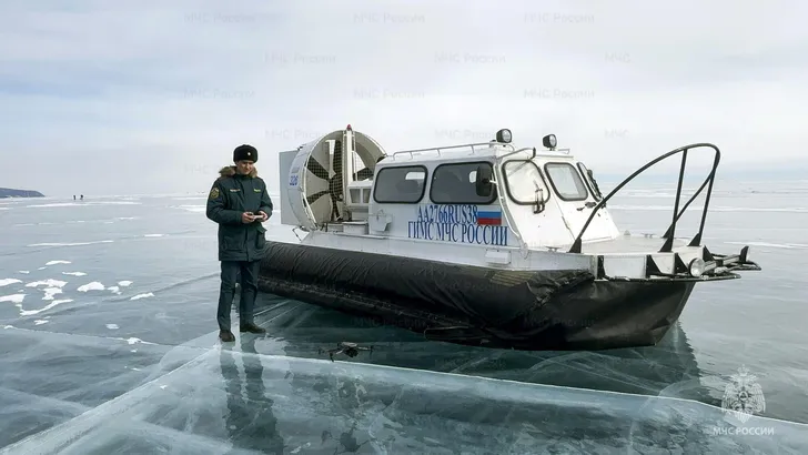 На Байкале с беспилотников ловят выезжающих на лед вне переправы