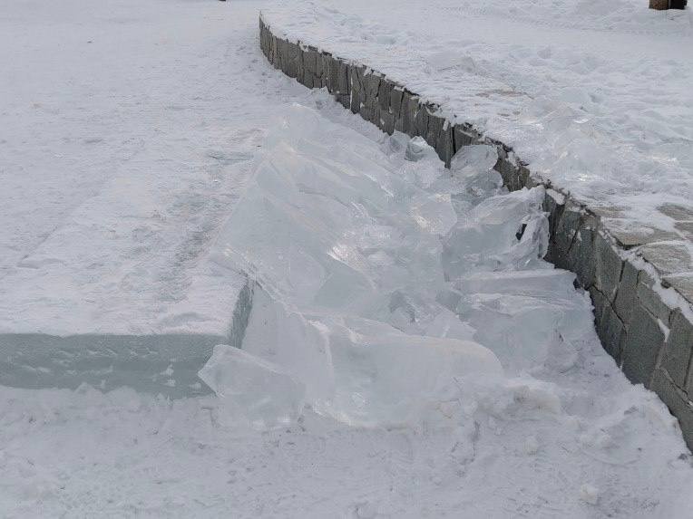 В Ангарске вандалы разрушили новогодние ледовые скульптуры