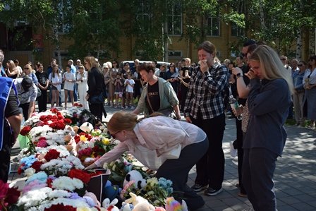 В Тынде, Благовещенске, Хабаровске люди продолжают нести цветы к стихийным мемориалам жертвам катастрофы с Ан-24