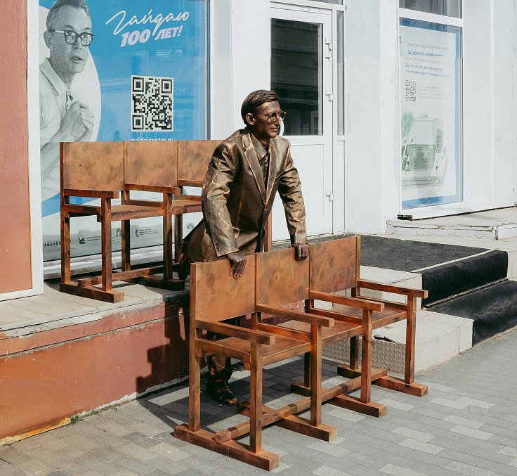 На Урицкого в Иркутске установят скульптуру молодого Леонида Гайдая