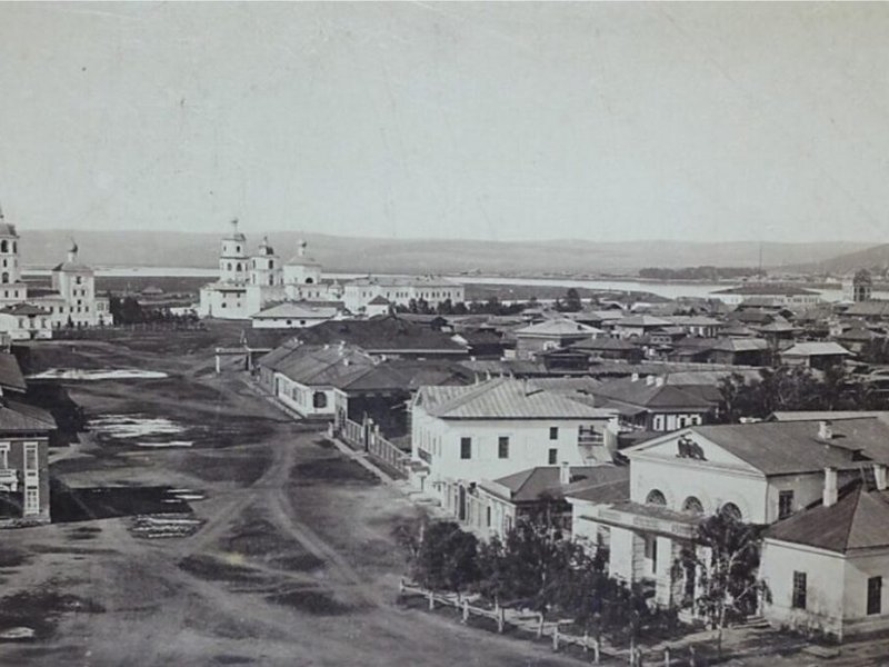 Панорама города с колокольни Тихвинской церкви. Вид на правую половину Тихвинской площади. Слева – Спасская церковь, в центральной части – Богоявленский собор. фот. А. К. Гофман. – Иркутск, 1865