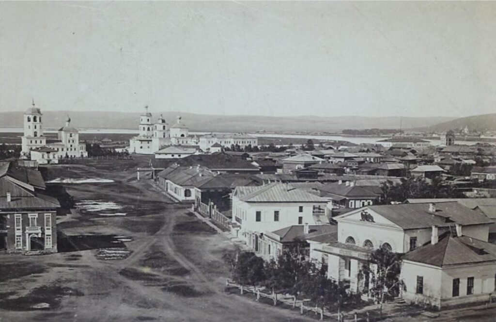 Панорама города с колокольни Тихвинской церкви. Вид на правую половину Тихвинской площади. Слева – Спасская церковь, в центральной части – Богоявленский собор. фот. А. К. Гофман. – Иркутск, 1865