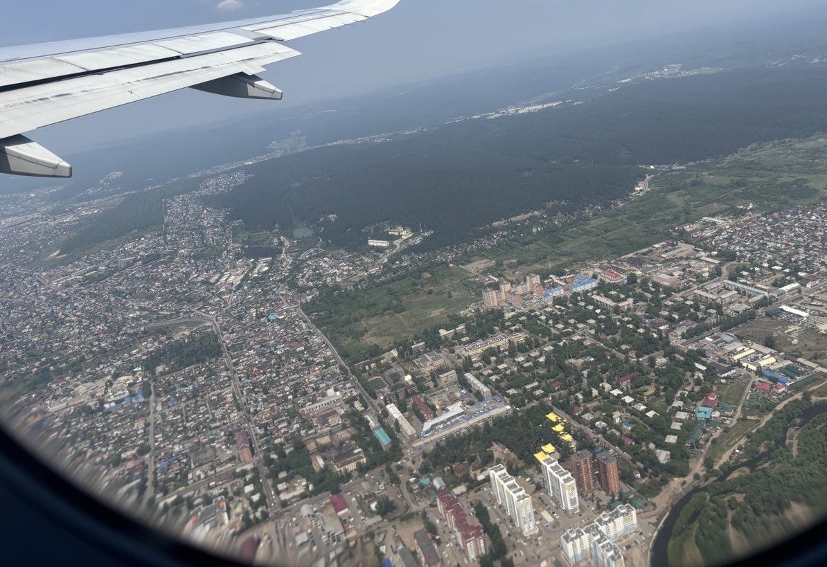 Самолет на фоне неба