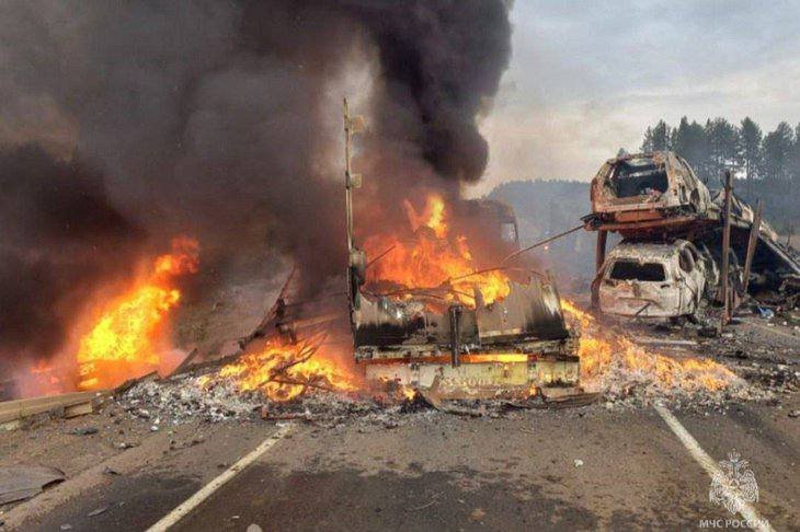 На трассе Р‑255 «Сибирь» произошло масштабное ДТП с участием грузового транспорта