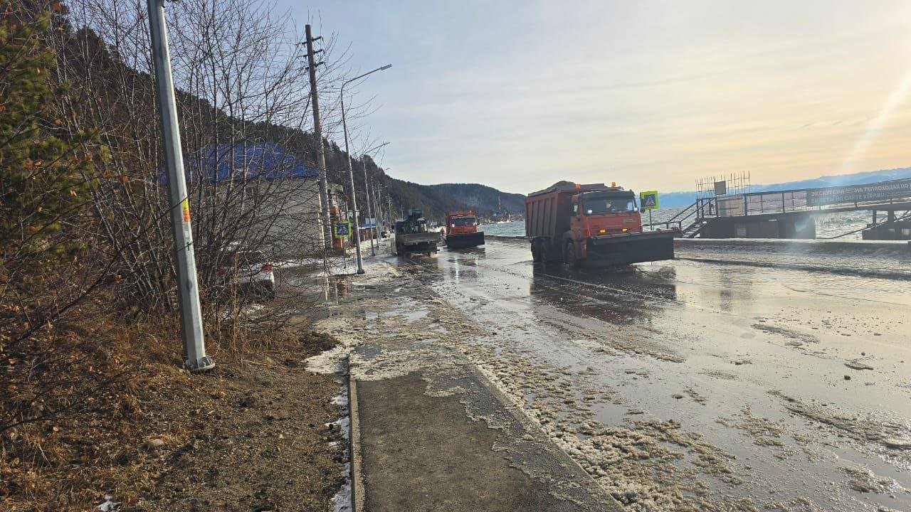 В Листвянке затопило прибрежную зону Байкала