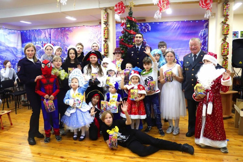 «Полицейский Дед Мороз» поздравил детей и вышел на дороги Приангарья