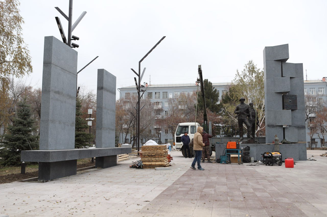 Установка мемориала Защитникам Отечества