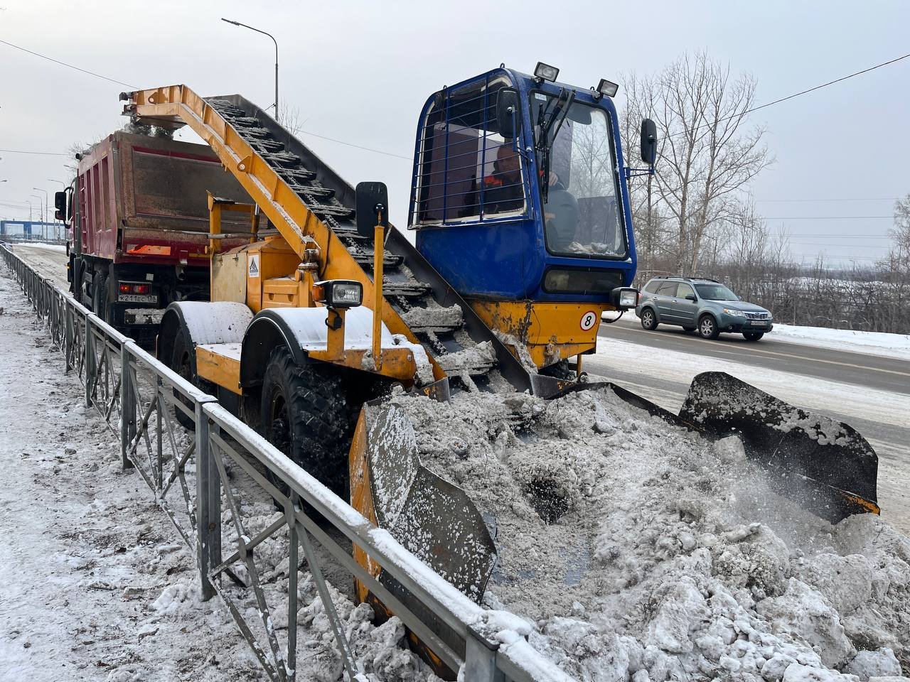 На дорогах Иркутска продолжают устранять снежные колеи