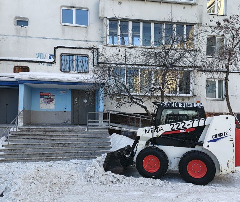 В Иркутске начинают очищать крыши домов от снега