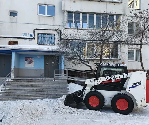 В Иркутске начинают очищать крыши домов от снега