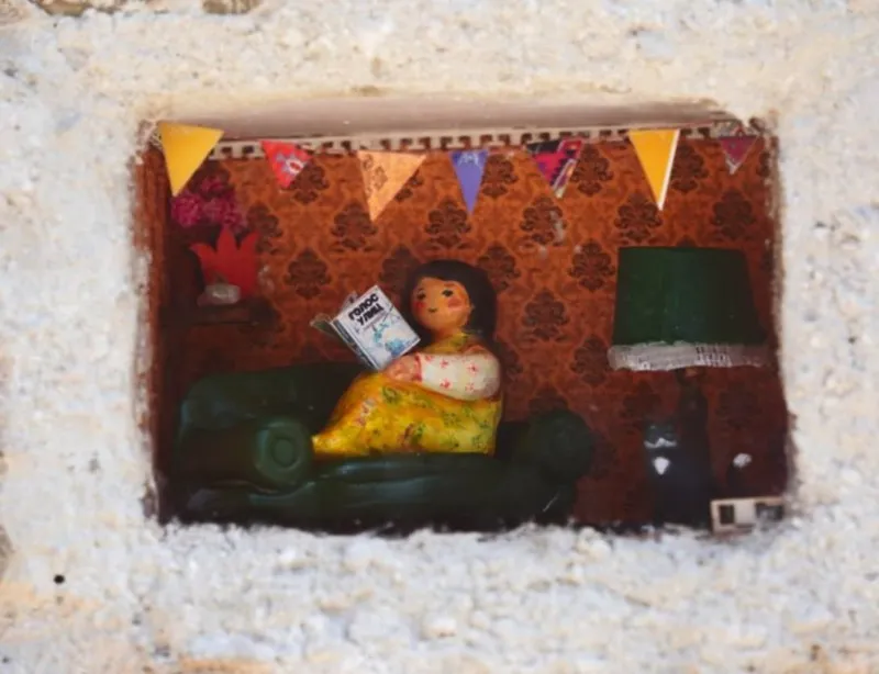 Вандалы в Иркутске украли из стен читающую девушку и еще одну миниатюру