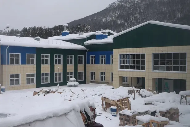 Школу в Мамакане все-таки достроят взамен сгоревшей 18 лет назад