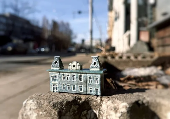 Художница из Иркутска расставила по городу крохотные копии знаменитых зданий