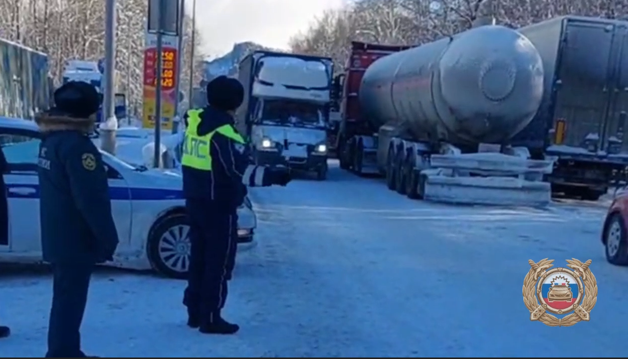 Десятки фур оказались «в заложниках» на федеральной трассе «Байкал»