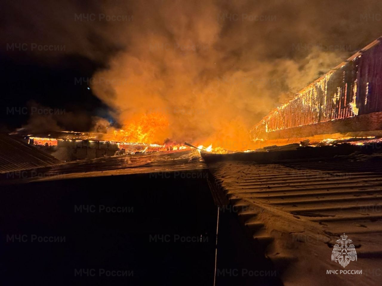 Причину крупного пожара на мебельной фабрике Усолья-Сибирского будут выяснять под контролем прокуратуры