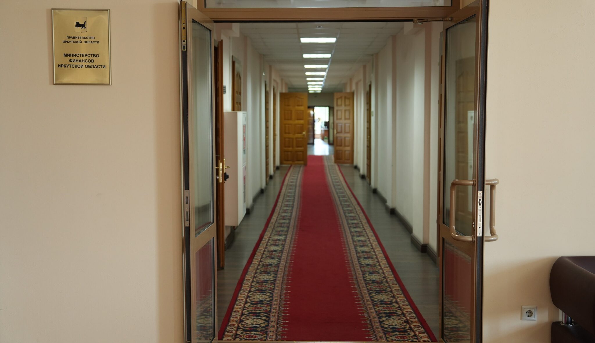 Бюджетные дыры: В Иркутской области начали задерживать зарплаты врачам и учителям. Разбираемся, когда нужно паниковать