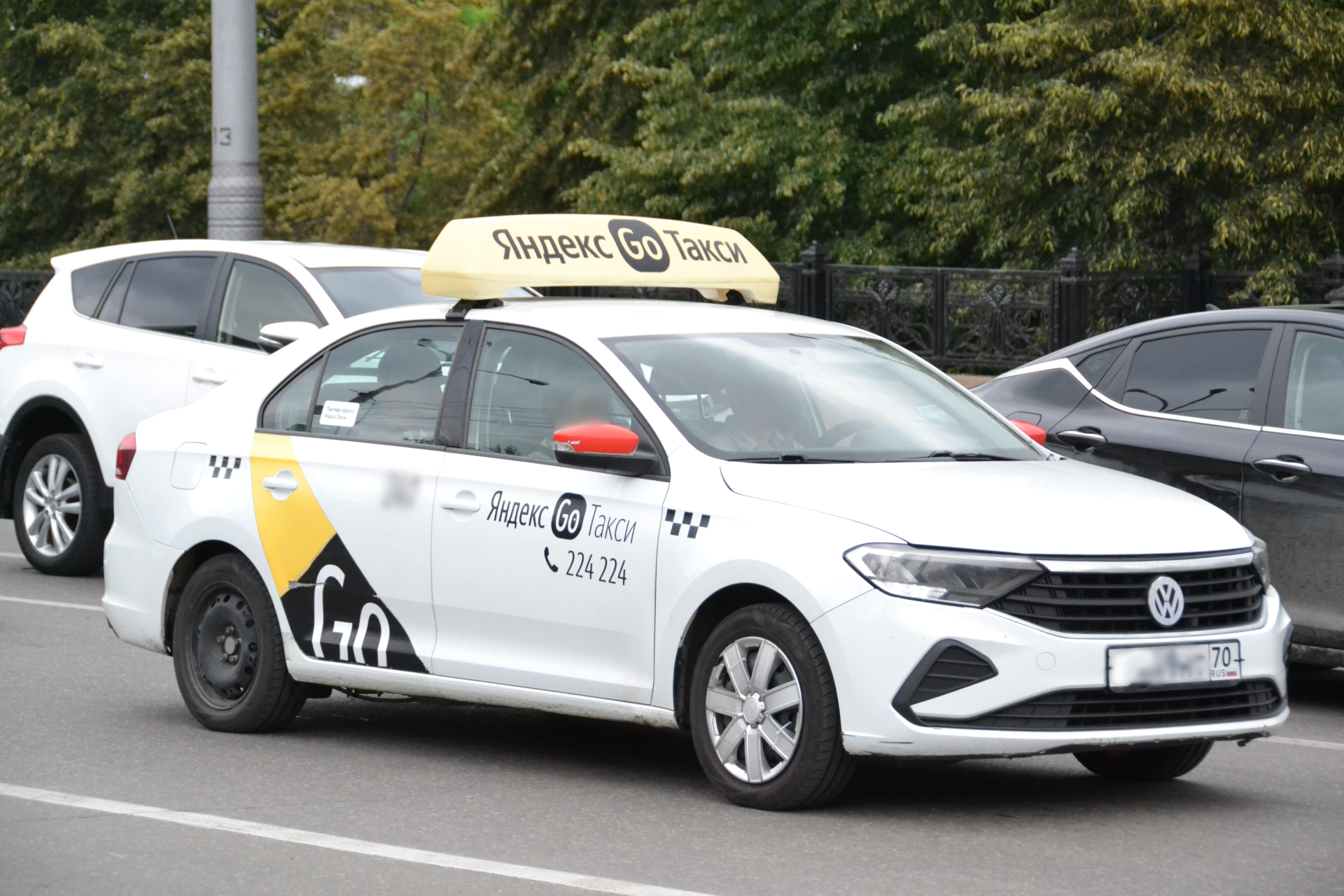 Мигрантам в Иркутской области продлили запрет на вождение такси