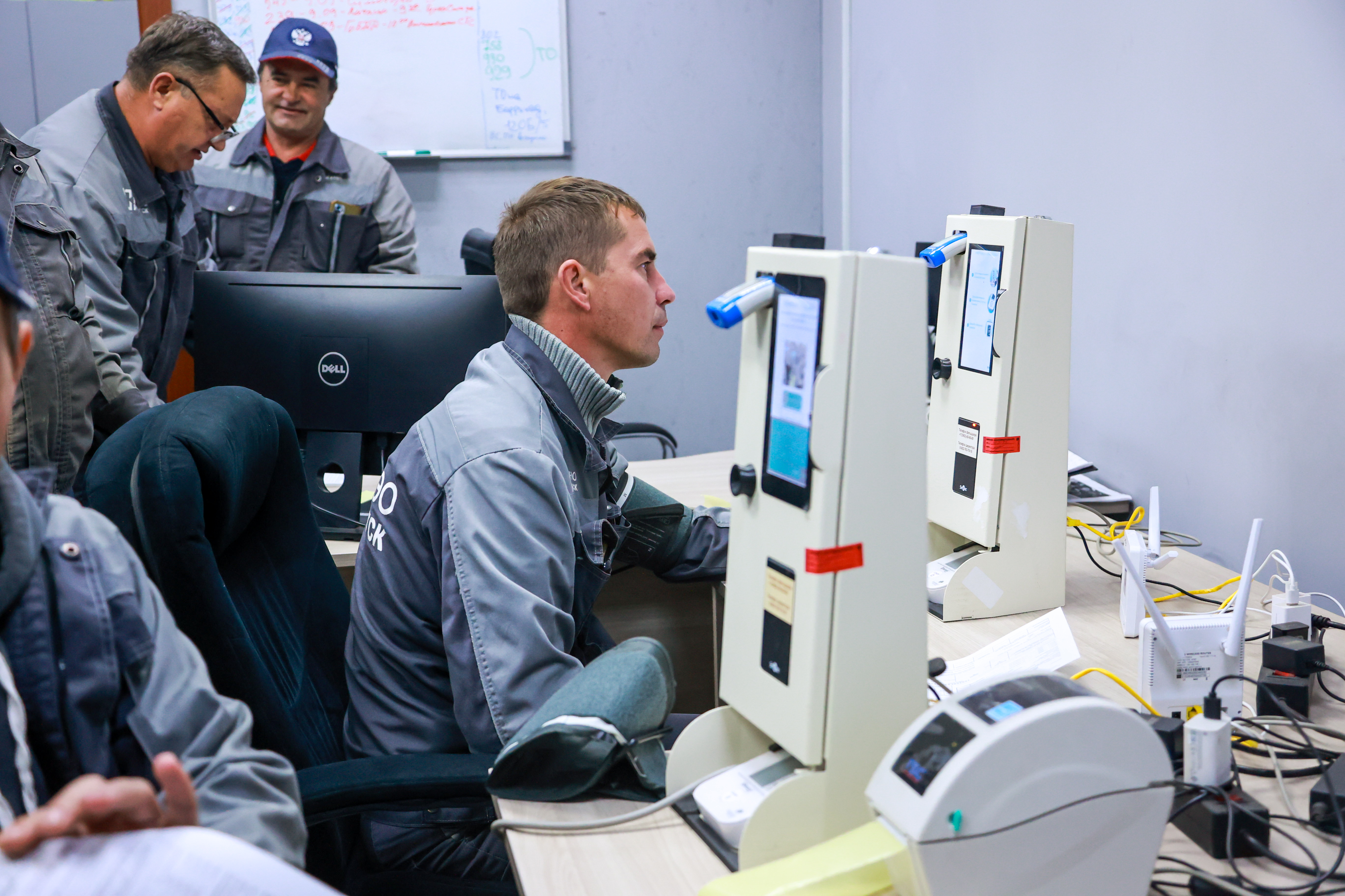 Ангелы чистоты и порядка: как выглядит рабочий день водителя мусоровоза