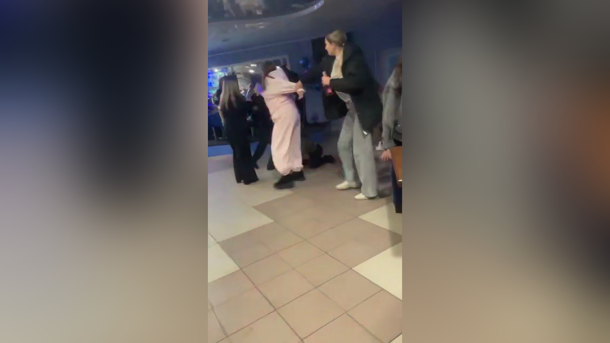 Банда подростков не первый раз нападает на жителей кафе в Свирске