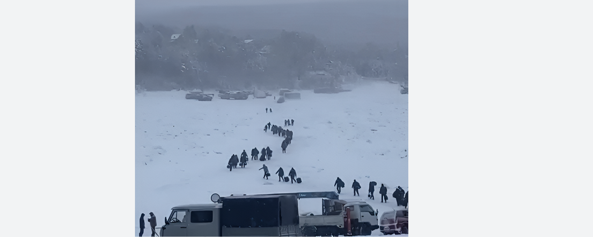 Десятки людей переходят пешком реку Витим в Бодайбо из-за тонкого льда