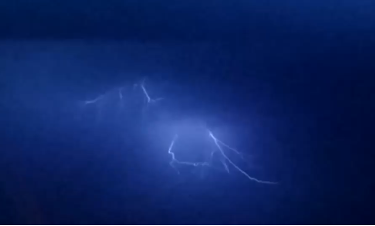 Сияющее небо над Иркутском. Освежающее видео мощной грозы