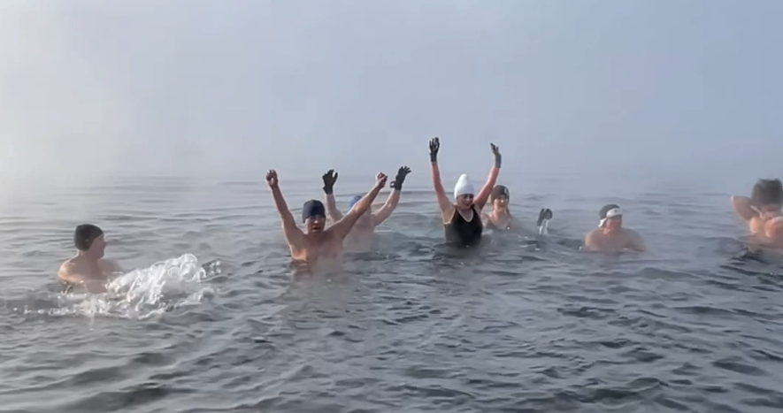 Иркутские моржи устроили забег и заплыв в Ангаре в лютые морозы