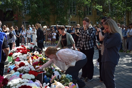В Тынде, Благовещенске, Хабаровске люди продолжают нести цветы к стихийным мемориалам жертвам катастрофы с Ан-24