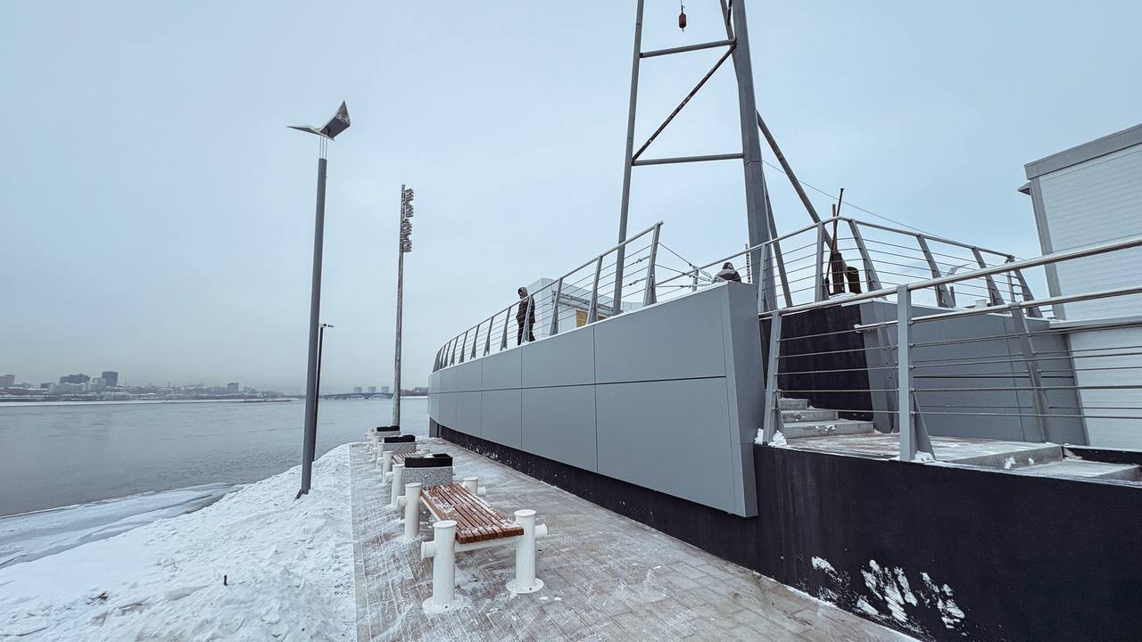 Строительство мачты с парусом на острове Юность выходит на финишную прямую