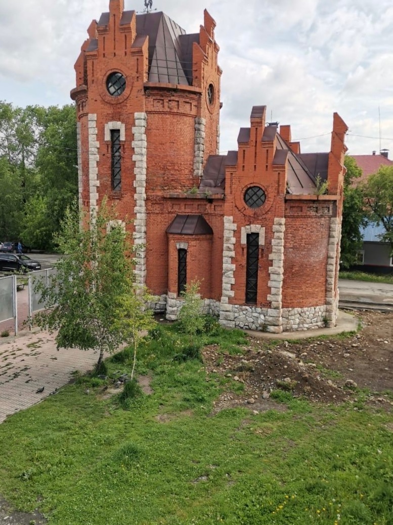 Более 120 волонтеров провели очистку водонапорной башни в Слюдянке